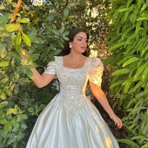 Ancient princess style wedding dress  It is beautiful used in good condition.